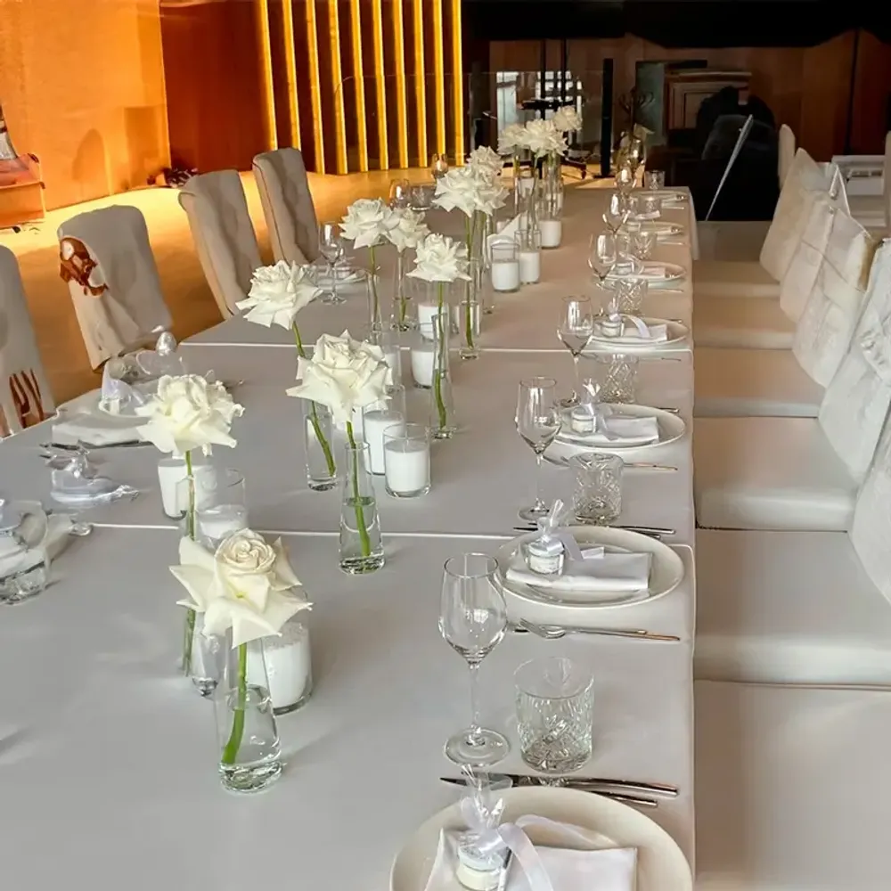 Ambientación de mesa larga con flores