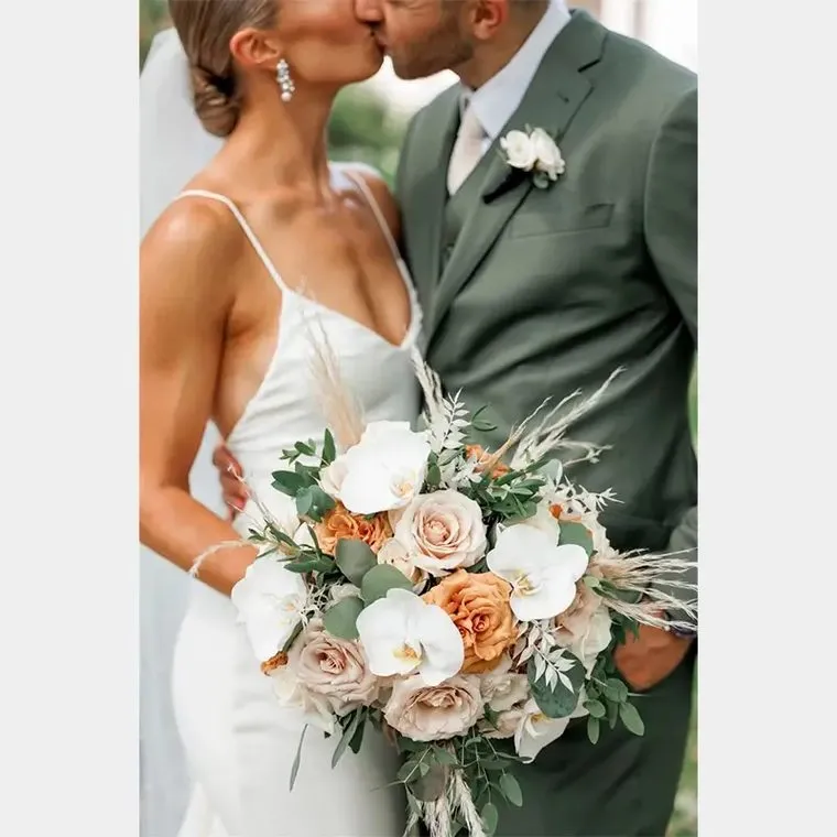 Novia con su ramo el día de la boda